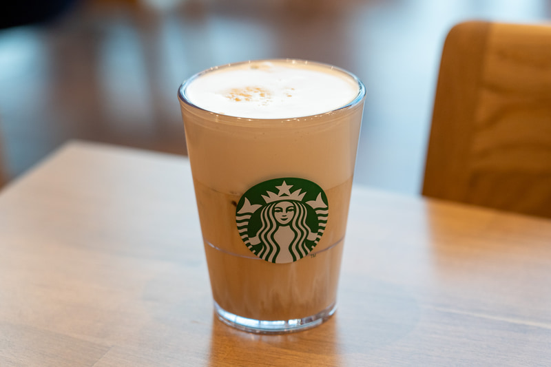 店内利用時の冷たいドリンクはガラスそっくりの見た目の「樹脂製グラス」で提供される。こちらはオリジナルビバレッジの「アイス 和三盆 ムース フォーム アーモンドミルク ラテ」。しっかりしたムースの食感が新鮮