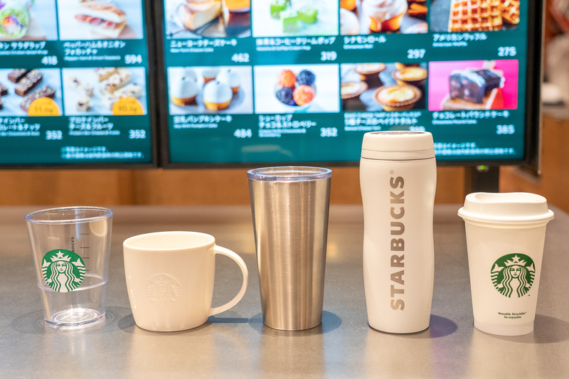 使い捨てカップ使用量の約75％削減を目指して「マグ」や「樹脂製グラス」、持ち帰り時に「リユーザブルカップ」や「借りるカップ」などが採用された
