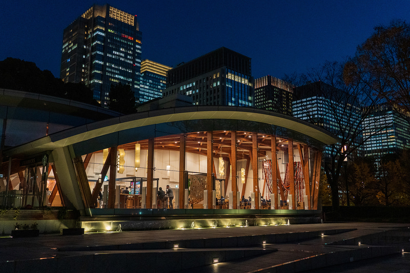日が落ちるとまた違った都会の景観となるスターバックス コーヒー 皇居外苑 和田倉噴水公園店