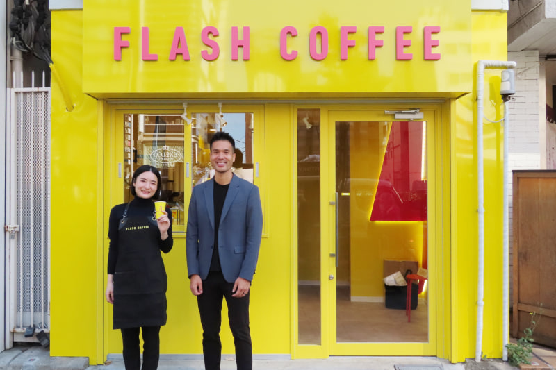 Flash Coffee Japan 取締役社長の松尾ポスト脩平氏（右）と日本向けのシグニチャーメニューを監修したバリスタコンサルタントの吉川寿子氏（左）