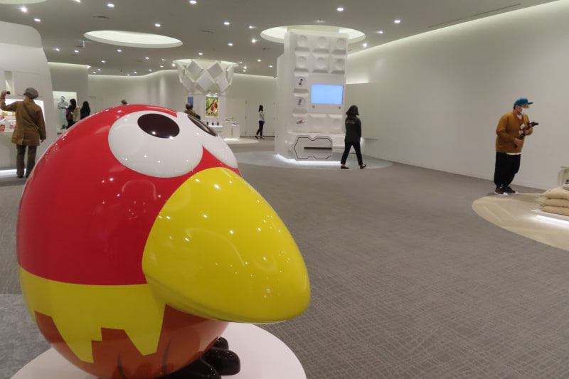 エントランスから中に入るとキョロちゃんが出迎える