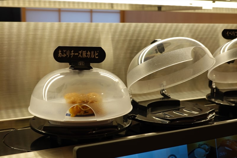 10周年を迎えた「抗菌寿司カバー鮮度くん」。フタに触れずに皿を取り出せる