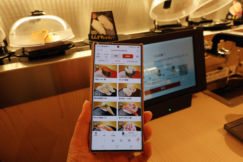 テーブルのタッチパネルでQRコードを読み取ることで、自分のスマホから注文できる