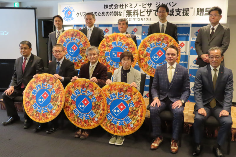 （上段左から）ユニバーサル志縁センター 専務理事の池本修悟氏、全国里親会 常務理事の坪井ひとし氏、日本ファミリーホーム協議会 副会長の宮本昇氏、全国自立援助ホーム協議会 事務局長の恒松大輔氏、日向ぼっこ 理事の木本ゆう氏、ドミノ・ピザ ジャパン マーケティング部 Customer Relations & Service 課長の小原健一氏、（下段左から）厚生労働省 子ども家庭局 家庭福祉課長の中野孝浩氏、全国児童自立支援施設協議会 会長の矢澤隆氏、全国子どもの貧困・教育支援団体協議会 代表理事の青砥恭氏、きまぐれ八百屋だんだん 店主 ともしびatだんだん 代表理事の近藤博子氏、ドミノ・ピザ ジャパン COO/執行役員のベン・オーボーン氏、ドミノ・ピザ ジャパン 執行役員の柿内宏之氏