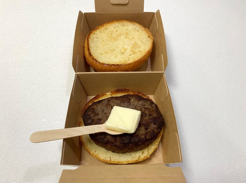 付属の特撰バターをスプーンで塗って食べるのがオススメ