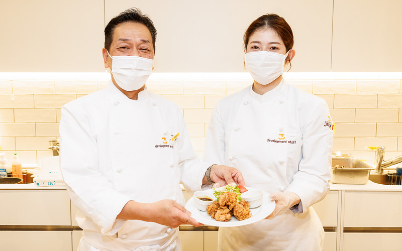 株式会社ジョイフル 商品開発部 アシスタントマネージャー 小野寺重晶氏（左）と後藤麻衣氏（右）