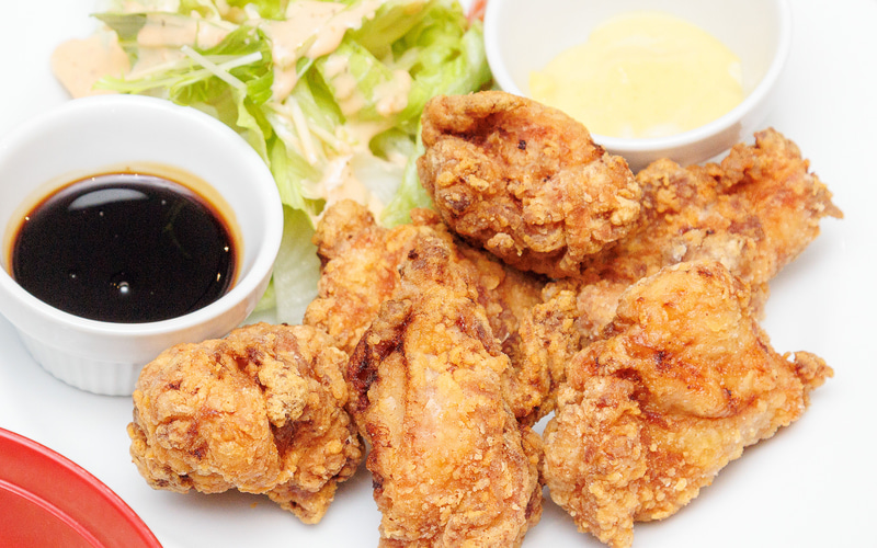 唐揚げに2種類のソースが華を添える