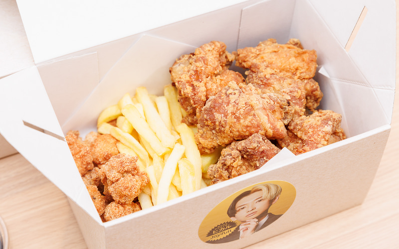 唐揚げ9個となんこつ唐揚げ、ポテトフライ（180g）のセット。お好みソース、ハニーマスタード、ケチャップ付