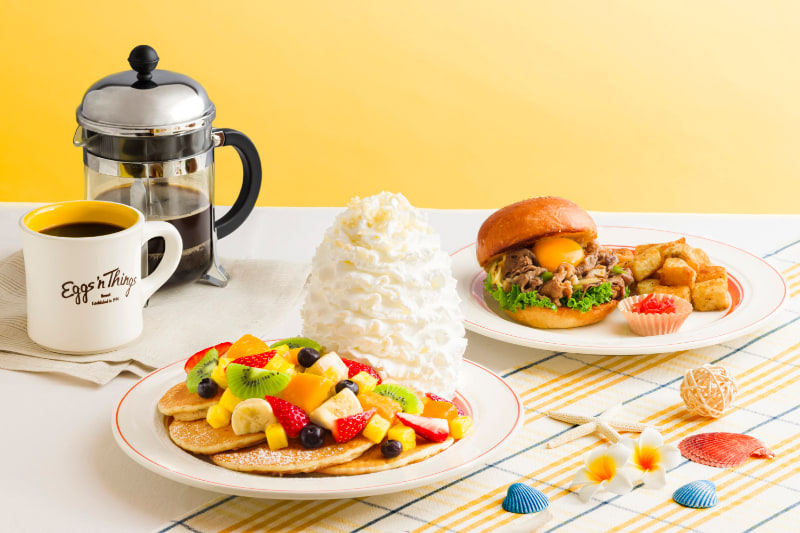 Eggs'n Things「ハウオリフルーツパンケーキ」「黒毛和牛のSUKIYAKIバーガー」