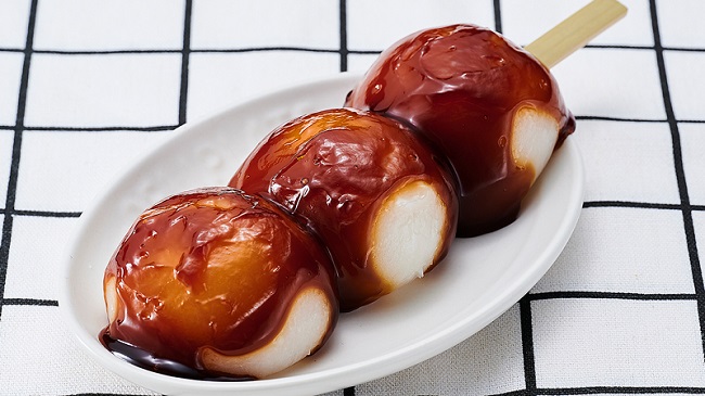 「渾身の一本! どでかいみたらし団子」（108円）