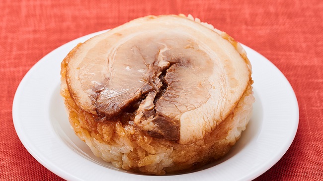 「とんこつチャーシューおにぎり」（140円）