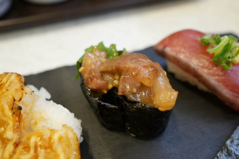 「九州郷土料理 寒ぶり りゅうきゅう仕立て」。実際の商品は2貫