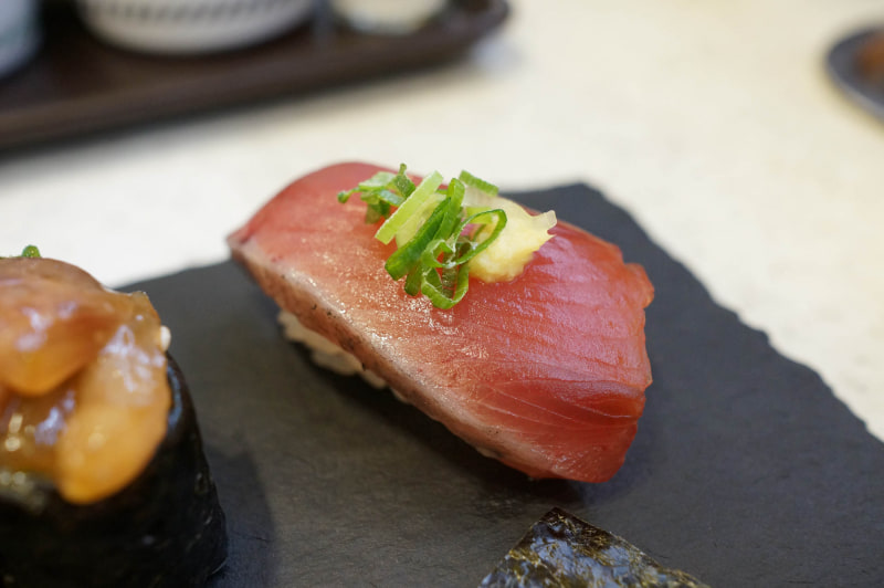 「焼津港水揚げ とろかつお」。実際の商品は2貫