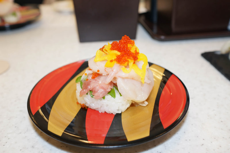 「まるで海鮮丼 どっさり重ね盛り」。シャリは2貫だが見た目は「ひと山」