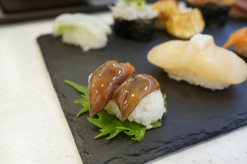 「兵庫県産 ほたるいかの醤油漬け」。実際の商品も1貫