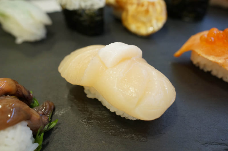 「オホーツク海 ジャンボほたて」。こちらは実際の商品も1貫での提供