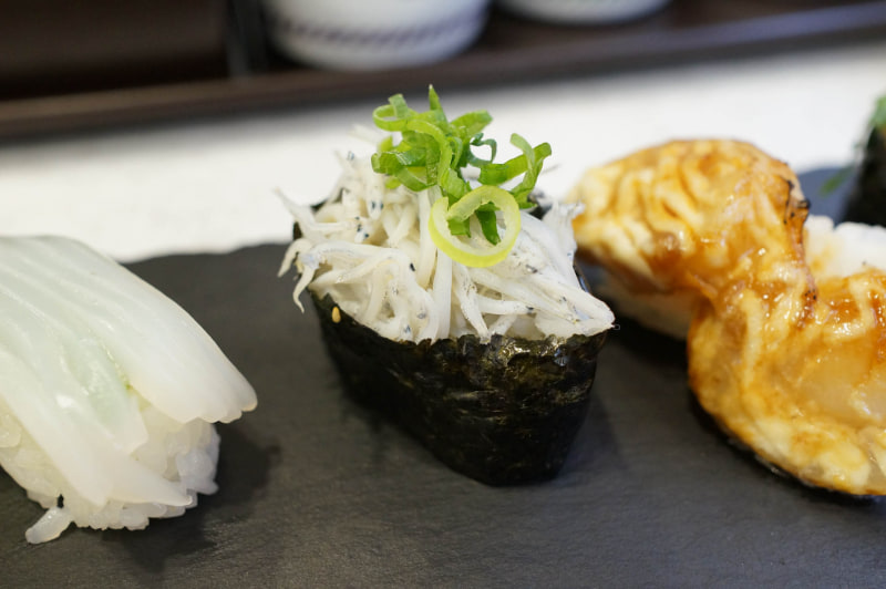 「駿河湾産 釜揚げしらす軍艦」。実際の商品は2貫