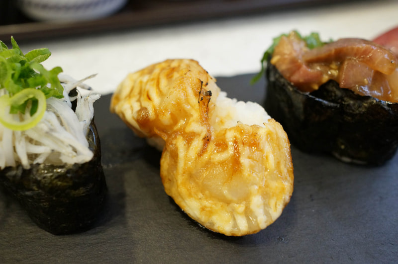 「青森県産 蒸しホタテの浜焼き風にぎり」。実際の商品は2貫