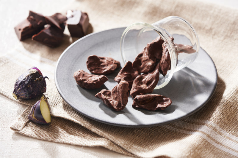 ここも食べられるチョコ なすヘタチョコがけ