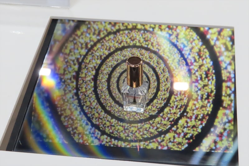 実際の商品に映像を重ね、商品の魅力を訴求できるAR/MR的な商品ディスプレイへの応用も提案している