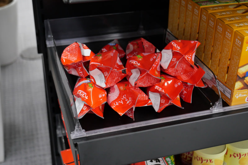 商品棚の区画ごとに重量センサーが用意され、3D LiDARと重量センサーの情報を組み合わせて手に取った商品を特定する