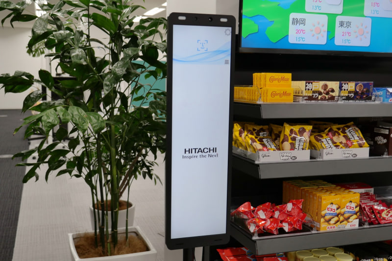 入店用サイネージには、上部に顔認証カメラを設置。サイネージにはチェックインの情報を表示するだけでなく、広告やアンケートなども表示できる