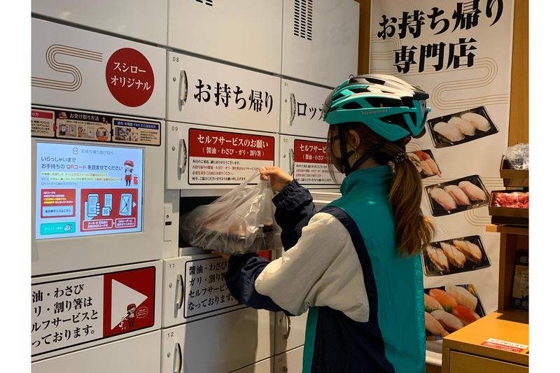 商品をピックアップするデリバリー配達員