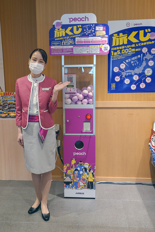 スシロー八重洲地下街店に設置されたカプセル型自販機「旅くじ」