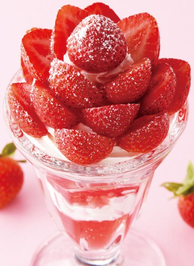 「フレッシュ苺づくしパフェ」（834円）