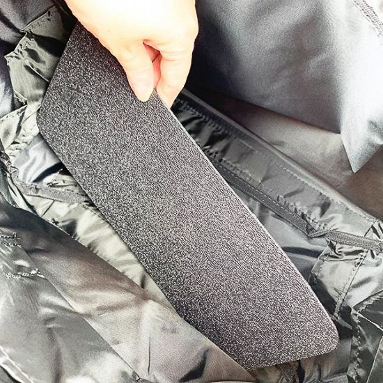 マチが広く底板付きでポケットも備える（写真は同形状の前モデル）