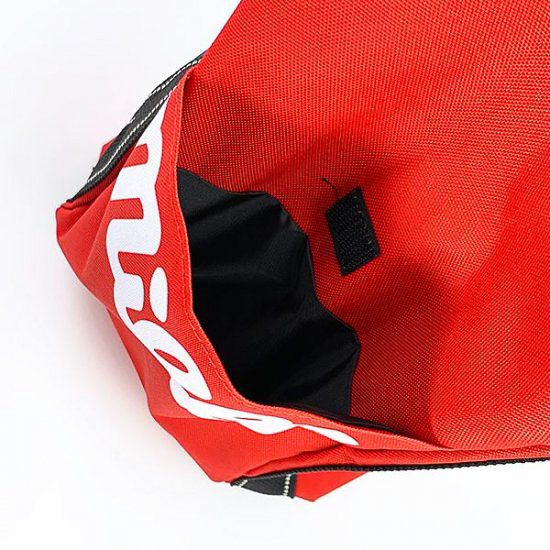 マチが広く底板付きでポケットも備える（写真は同形状の前モデル）