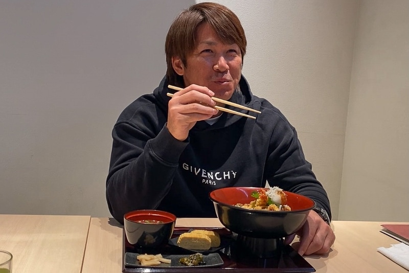 「甲斐選手が恋する天丼」を試食する甲斐拓也手