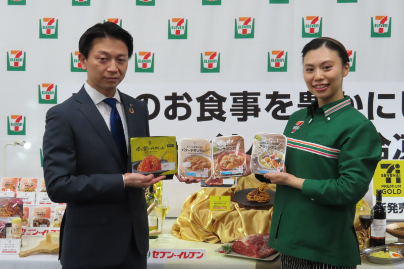 セブン-イレブン・ジャパン 商品本部 デイリー部 FF・冷凍食品 シニア マーチャンダイザーの園田康清氏（左）