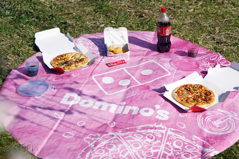 ドミノ ピザ どこでも花見セット 発売 オリジナルレジャーシート付き 全国165人の店長が選んだ 花見を最高に盛り上げるピザ サイドメニュー も発表 グルメ Watch