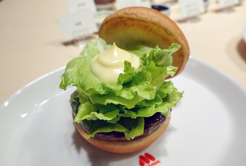 モスバーガー Snow Man ラウールさん 渡辺翔太さんが年間イメージキャラクターに就任 会見では クリームチーズテリヤキバーガー を実食 グルメ Watch