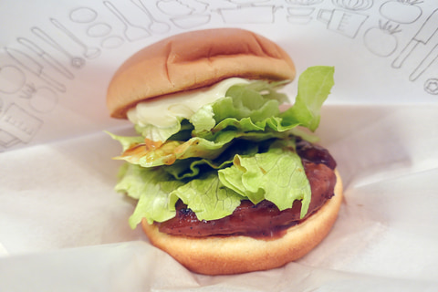 モスバーガー、Snow Man ラウールさん・渡辺翔太さんが年間イメージ