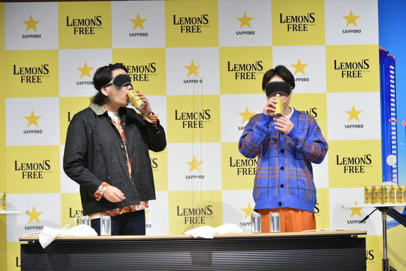 「見取り図」の2人が目隠しをされてレモンサワーを飲み比べ