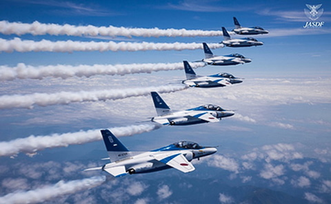 航空自衛隊が協力！ブルーインパルス強炭酸水「青の衝撃」発売