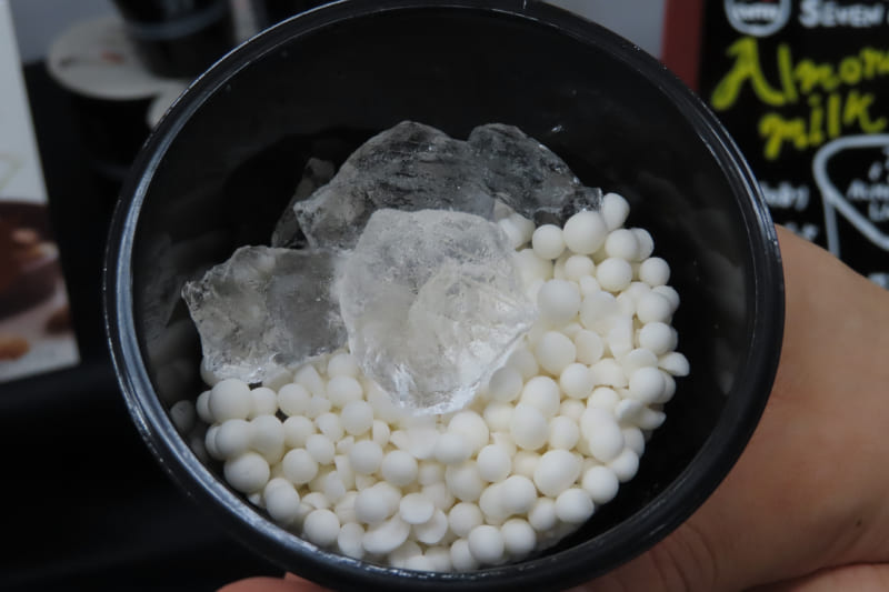 中には氷とビーズタイプのアーモンドミルク