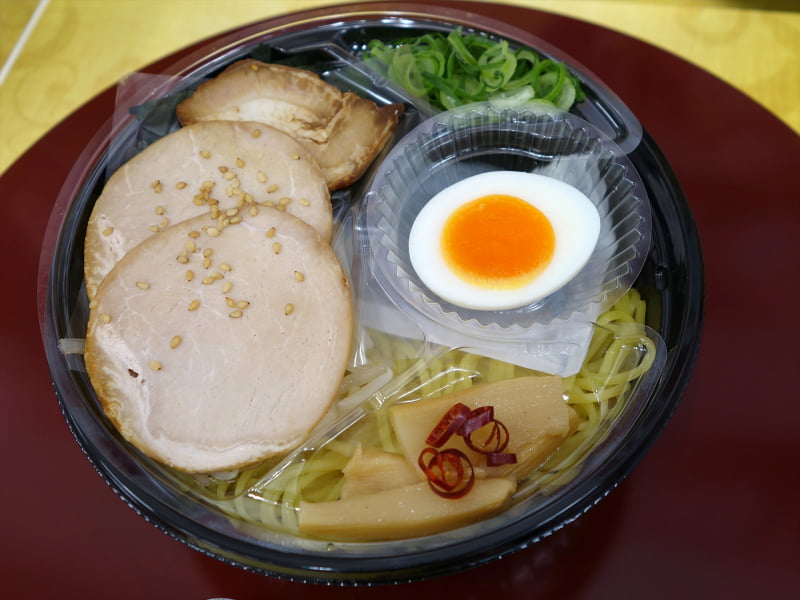 スープの量は麺に対して少なめ（ぶっかけうどんのようなイメージ）で、具はチャーシューの他にもやしとわかめ等。一見して冷やし中華に似ているが、スープの味は明らかに違う。試食した中では一番の好みで、コンビニ冷やし麺の新しい定番になってほしいところ