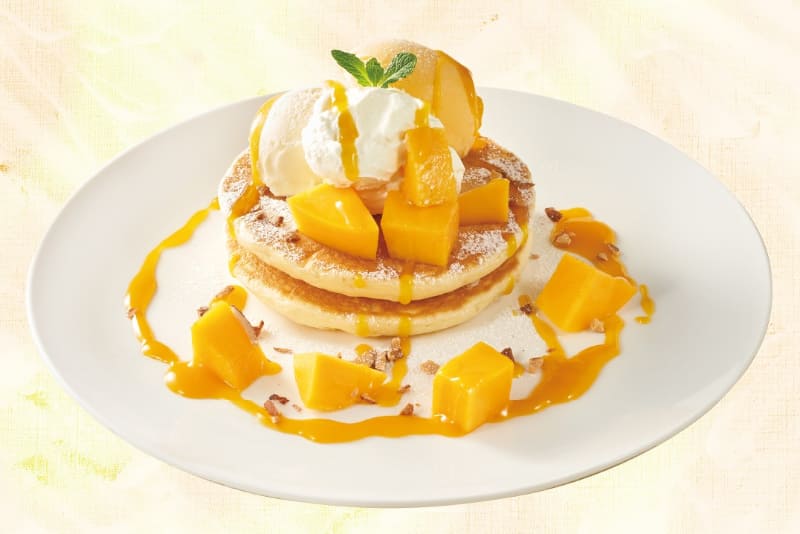 「マンゴーとマスカルポーネクリームのパンケーキ」（879円）