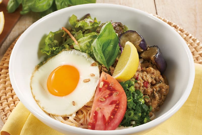 「稲庭うどんのエスニック風まぜそば」（1099円）