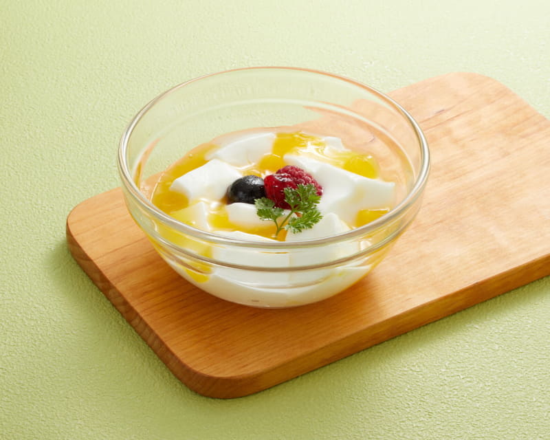 「杏仁豆腐マンゴーソースがけ」（328円）