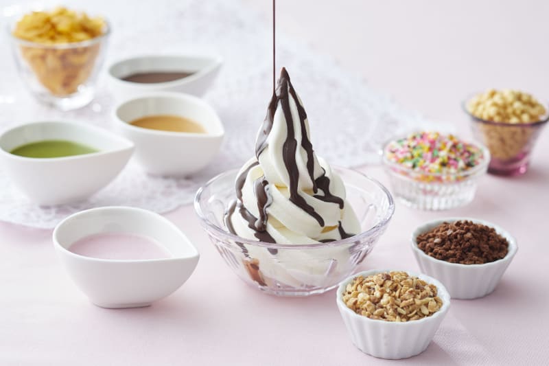 チョコ/ストロベリーソース、ビスケットなどのトッピングが盛り放題