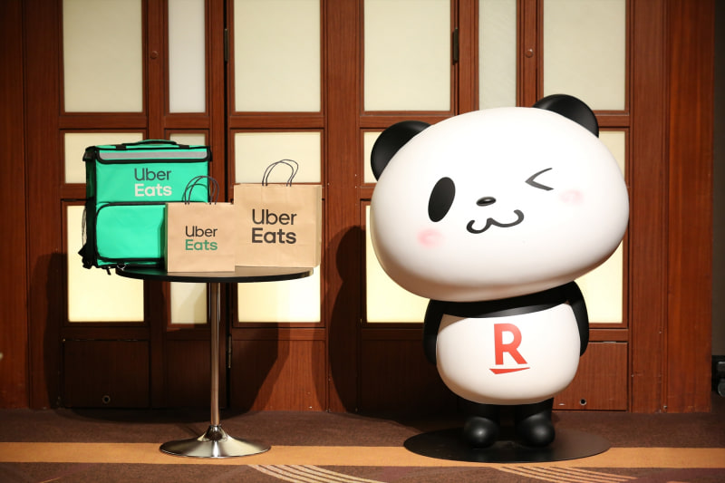 Uber Eatsの配達用バッグや楽天ペイのお買いものパンダが展示されていた