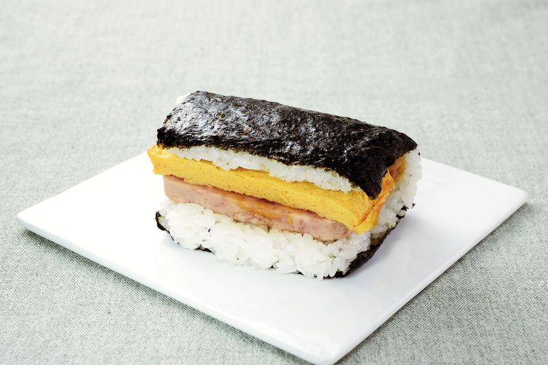 「ポーク玉子おにぎり（あぐー豚肉入り油みそ）」（246円）