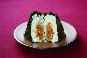 「手巻おにぎり あぐー豚肉入り油みそ」（138円）
