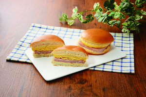 「ポークたまごバーガー（あぐー豚肉入り油みそマヨソース）」（376円）