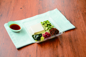 「沖縄県産もずくの豆腐サラダ」（419円）