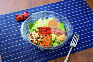 「ウチナーまぜまぜサラダ（あぐー豚肉入り油みそマヨつき）」（473円）